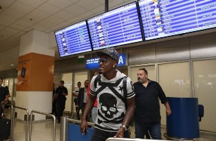 Emenike Lands In Athens To Complete Olympiakos Move, To Earn N910M Per Season