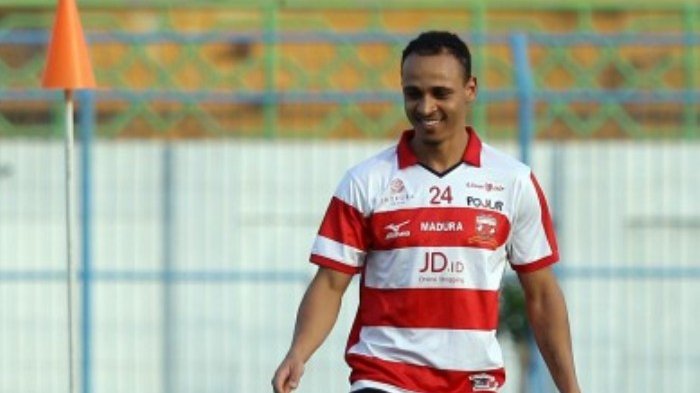 Ex Eagles Striker Peter Odemwingie outshines Michael Essien as Madura United beat Persib