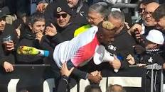 Caring Osimhen gives a hug and apologizes to a Spezia fan